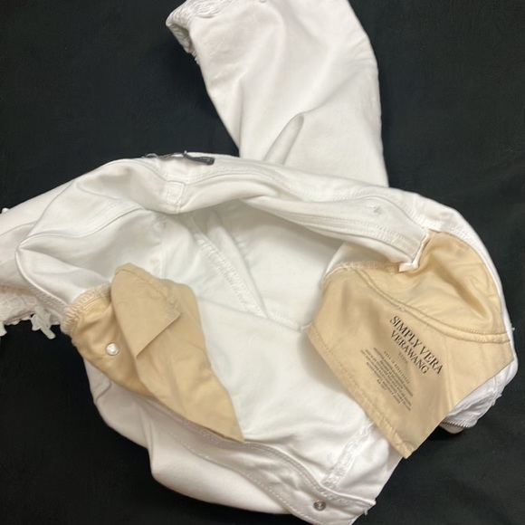 Simply Vera Vera Wang white denim capris with appliqué detailing on the bottom - Picture 13 of 13